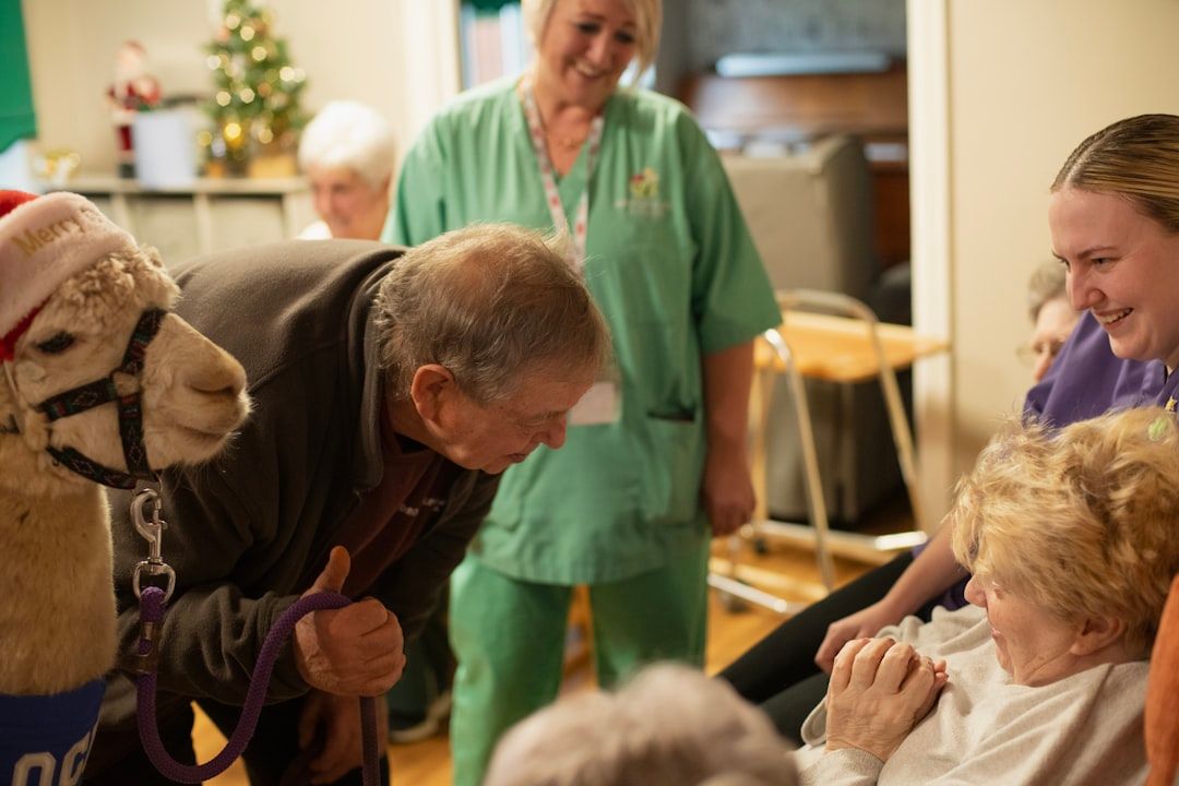Infermiera che fornisce assistenza sanitaria domiciliare a una paziente anziana